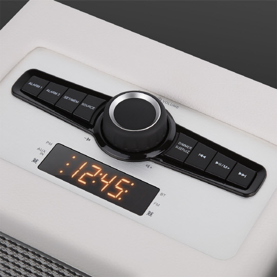 'BZ-JB3050BT'는 콤팩트한 사이즈지만 두 개의 57mm 프리미엄급 드라이버 유닛을 사용했다. 저음부터 고음까지 균형 잡힌 사운드를 구현하며, 폭발음부터 미세한 바람 소리까지, 그리고 현악기부터 강력한 드럼 사운드까지 놓치지 않고 재생한다. 고밀도 MDF 재질의 하우징 설계로 왜곡을 최소화하며 원음에 가까운 소리로 만족감을 높여준다. 작동부 상세 사진. 브리츠 제공